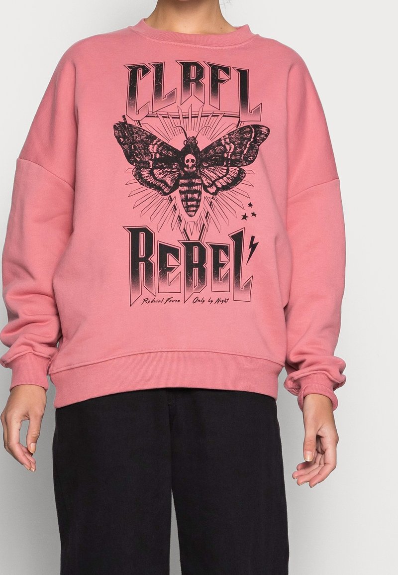 Sudadera rosa de manga larga, con un gráfico negro de una polilla y el texto "CLRFL REBEL", y con puños y dobladillo de canalé.