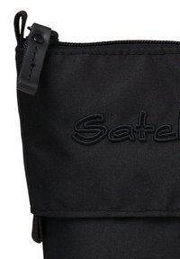 Schwarze Stofftasche mit Reißverschluss, ausgestattet mit einem geprägten "Satel"-Logo, strukturiertem Material und einer Schlaufe zur Befestigung.