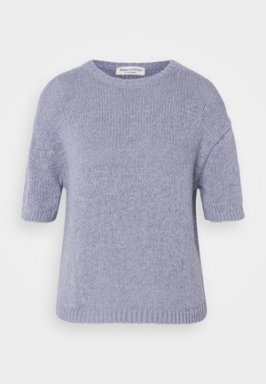 Pulover tricotat scurt cu mânecă scurtă, de culoare lavandă deschisă, cu guler rotund, tiv cu nervuri și croială largă. Materialul are o finisare texturată și moale.