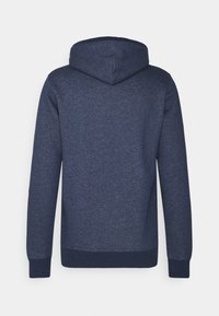 Sudadera azul marino hecha de tela suave, con capucha ajustable, mangas largas y puños y dobladillo acanalados. Vista trasera sin gráficos.