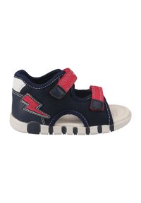 Sandalia de malla de color navy con acentos rojos; cuenta con correas de Velcro ajustables, una punta redondeada y una suela de goma texturizada con ranuras.