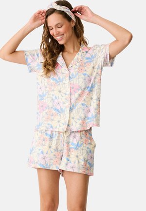 Korte bloemenpyjama-set met zachte stof, korte mouwen en shorts met elastische tailleband in pastelkleuren met blauwe, roze en gele tinten.