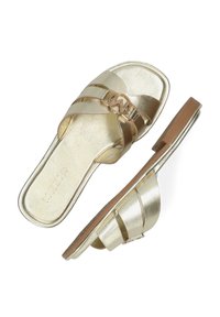 Guldmetalliska slidande sandaler med korsade remmar och en cirkulär logotyp. Slät textur med platt sula och fyrkantig tådesign.