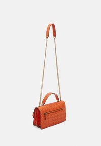 Sac bandoulière orange avec motif géométrique, bandoulière chaîne dorée, poignée courte et poche avant zippée, présenté sur fond blanc.