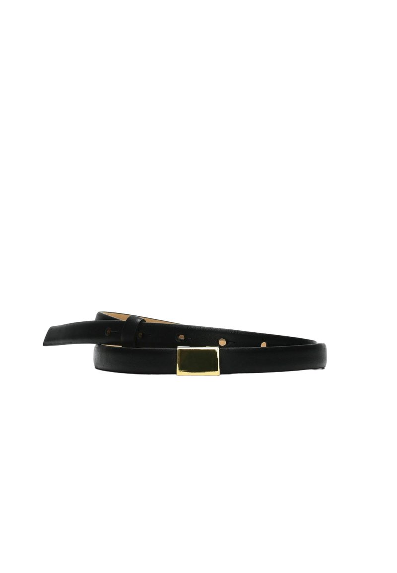 Ceinture en cuir noir à texture lisse, boucle rectangulaire en or, et plusieurs trous pour ajuster la taille. Design classique avec des détails minimaux.