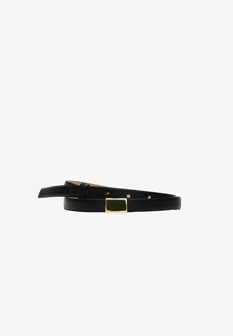 Ceinture en cuir noir à texture lisse, boucle rectangulaire en or, et plusieurs trous pour ajuster la taille. Design classique avec des détails minimaux.