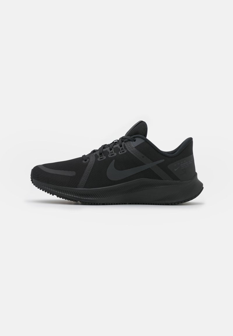 Basket de course Nike noires avec tige en mesh, semelle rembourrée et logo Nike visible sur le côté, présentées en profil sur fond blanc.