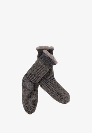 Gestrickte Socken mit einem dunkelblauen und beigen strukturierten Muster, ausgestattet mit einem weichen grauen Pelzfutter am oberen Rand und einem kleinen Logo-Akzent.