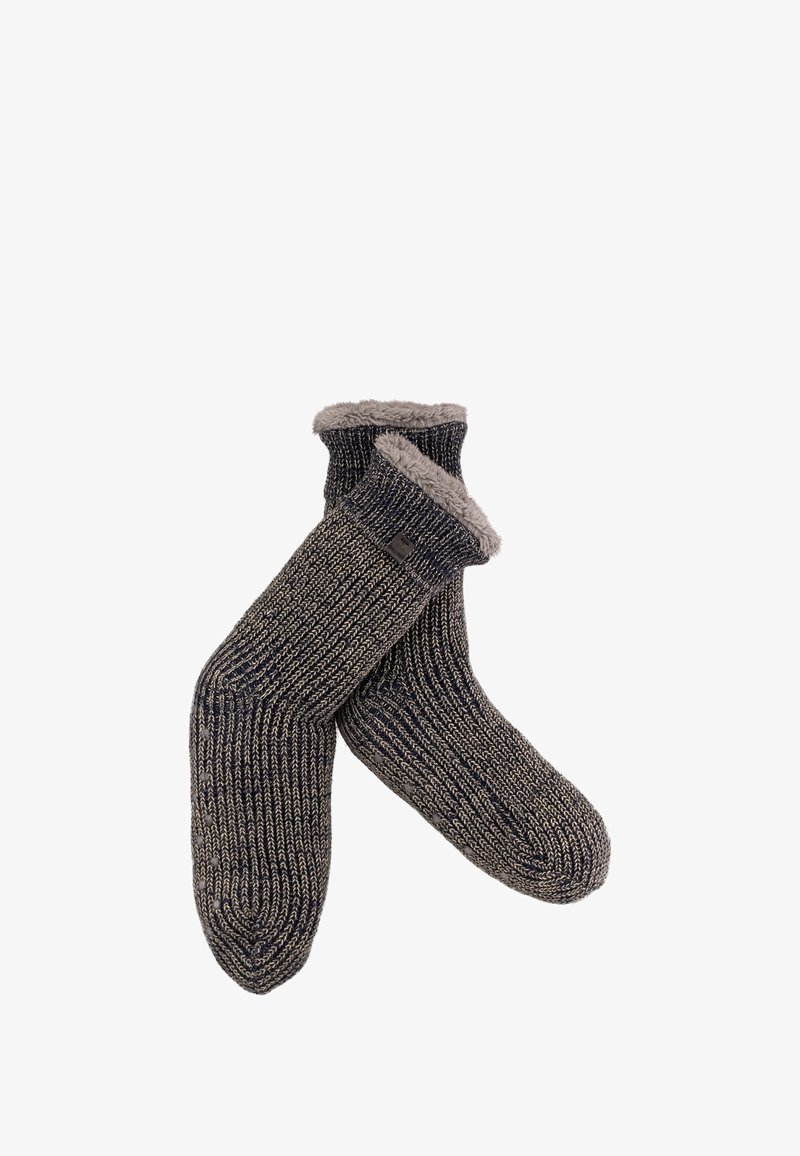 Gebreide sokken met een donkerblauw en beige gestructureerd patroon, voorzien van een zachte grijze bontvoering aan de bovenkant en een klein logo-accent.