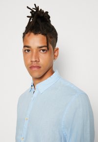 Scotch & Soda SHIRT WITH SLEEVE ROLL-UP - Camisa - sky