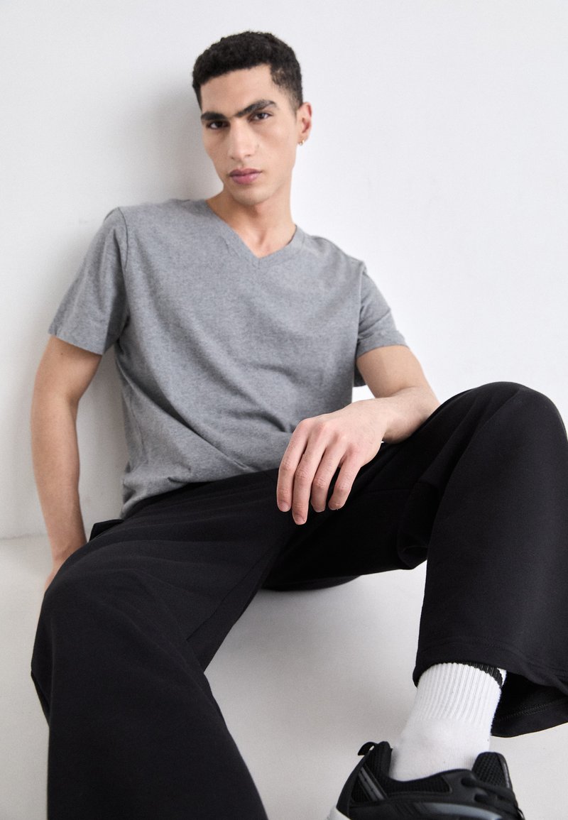 T-shirt Homme Gap Gris Col V - Taille L - 100% Coton - Occasion Parfait état
