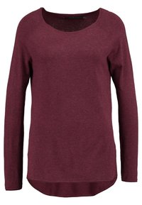 Burgunderfarbener Pullover mit langen Ärmeln und rundem Ausschnitt, weicher Textur und leicht gekurvtem Saum am Boden. Glattes, leichtes Material.
