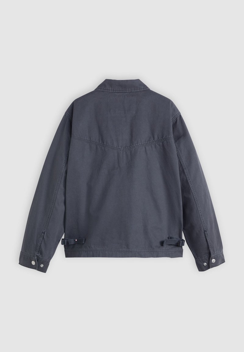 Dunkelblaue Baumwolljacke mit klassischem Kragen, geknöpften Manschetten und einem verstellbaren Bund. Sie verfügt über einen Schulterriegel auf der Rückseite.