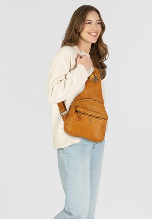 Bolso de cuero naranja tipo bandolera con dos bolsillos con cremallera, cinturón ajustable y detalle de logotipo de ancla. Textura suave y diseño minimalista.