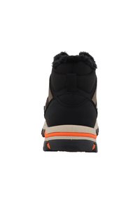 Botte de randonnée noire et beige avec un col en fourrure, semelle en caoutchouc et accents orange sur la semelle. Tissu texturé et conception robuste.