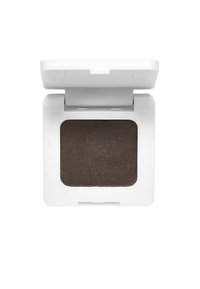Bruine oogschaduw in een vierkante witte compact. De schaduw heeft een gladde, glanzende textuur en een donkere, rijke kleur. De compact heeft een scharnierende deksel.