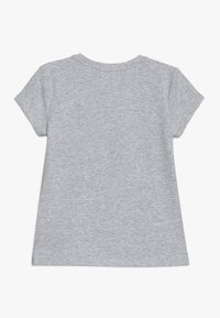 Šedé bavlněné tričko s krátkými rukávy, kulatým výstřihem a jednoduchým designem. Měkká textura s volným střihem. Bez viditelných vzorů nebo grafik.