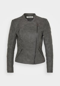Siva nubuk jakna za motocikl s uskim oblikom, asimetričnim zatvaračem i više zippered džepova za detalje o pohrani.