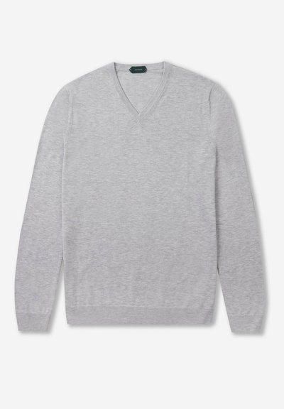Sweter w serek w jasnoszarym kolorze, wykonany z miękkiego materiału, z długimi rękawami, ściągaczami przy mankietach i u dołu. Posiada gładką powierzchnię bez wzorów.