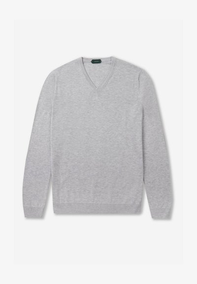 V-Ausschnitt Pullover in Hellgrau, aus weichem Material gefertigt, mit langen Ärmeln, gerippten Bündchen und Saum. Hat eine schlichte Textur ohne Muster.