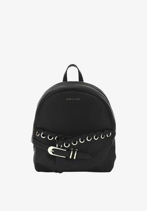 Zaino in pelle nera con zip frontale, cintura decorativa con occhielli e fibbia argentati e maniglia superiore.