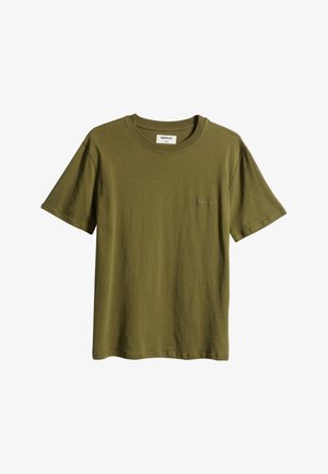 Camiseta de algodón verde oliva de manga corta con cuello redondo y pequeño logotipo de "Caterpillar" en el lado izquierdo del pecho.