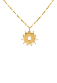 Collier en métal doré avec un pendentif en forme de soleil, comportant un trou central et des pointes rayonnantes. Chaîne liée avec une texture brillante.