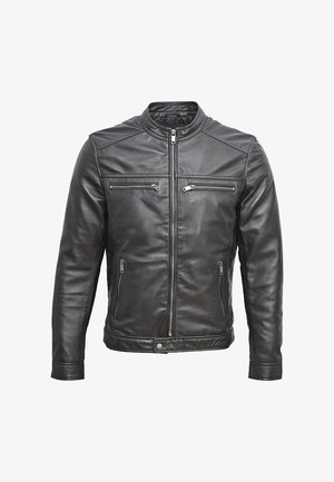 Chaqueta de cuero negra con cuello alzado, cremallera frontal, dos bolsillos de pecho con cremallera, dos bolsillos laterales con cremallera y botón de presión en el dobladillo inferior.