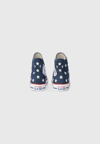 Námořnické plátěné vysoké tenisky s bílým vzorem hvězd, se šitými detaily a klasickým logem Converse All Star na patě.