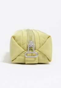 Bolsita rectangular de color amarillo claro con un tirador de cremallera plateado centrado sobre un fondo blanco.