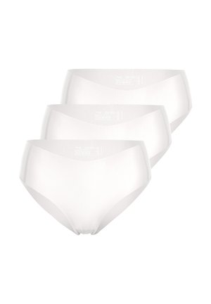 Trois paires de culottes blanches unies pour femmes, empilées en diagonale sur un fond blanc.