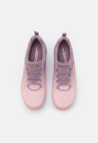 Skechers Memory Foam sportiniai bateliai gradientinėmis rožinėmis ir violetinėmis spalvomis, su lengvu tinkliniu viršumi, raišteliais ir tekstūruotais akcentais.
