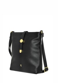 Czarna skórzana torba na ramię o fakturze z drobnymi wypukłościami, z złotą magnetyczną klamrą i regulowanym paskiem. Kompaktowy kwadratowy kształt.