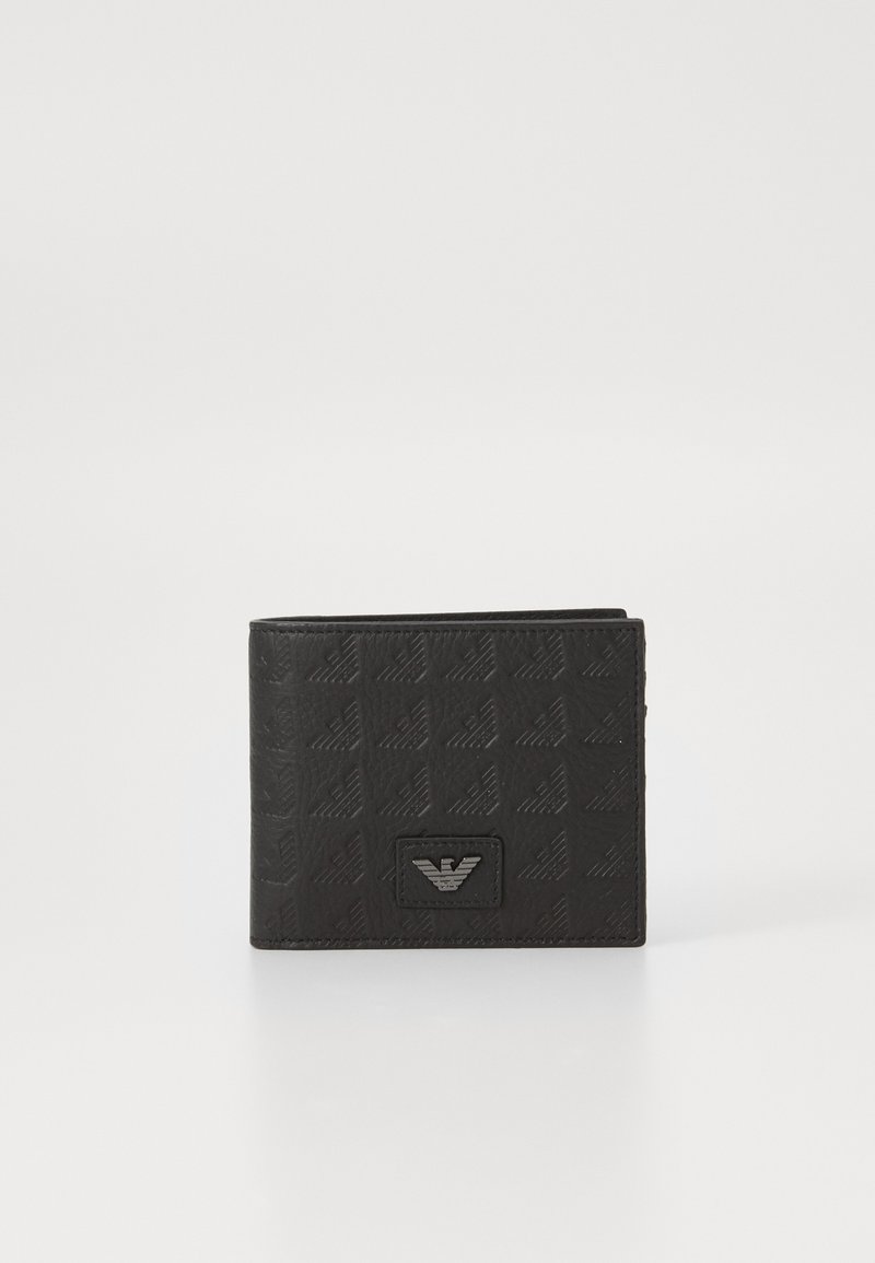 Portofel bifold negru cu un model embosat al logo-ului, textură netedă și un emblemă metalică. Design compact cu mai multe sloturi pentru carduri.