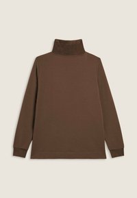 Maglietta marrone a maniche lunghe con colletto alto, texture morbida e polsini a coste; design semplice senza motivi o accenti visibili.
