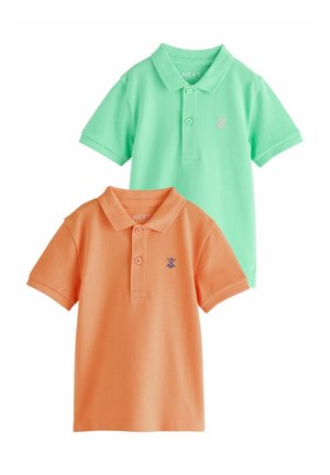 Dwie koszulki polo z krótkim rękawem, jedna w kolorze mięty, druga pomarańczowa, każda z małym haftowanym logo na piersi i dwoma guzikami na listwie.