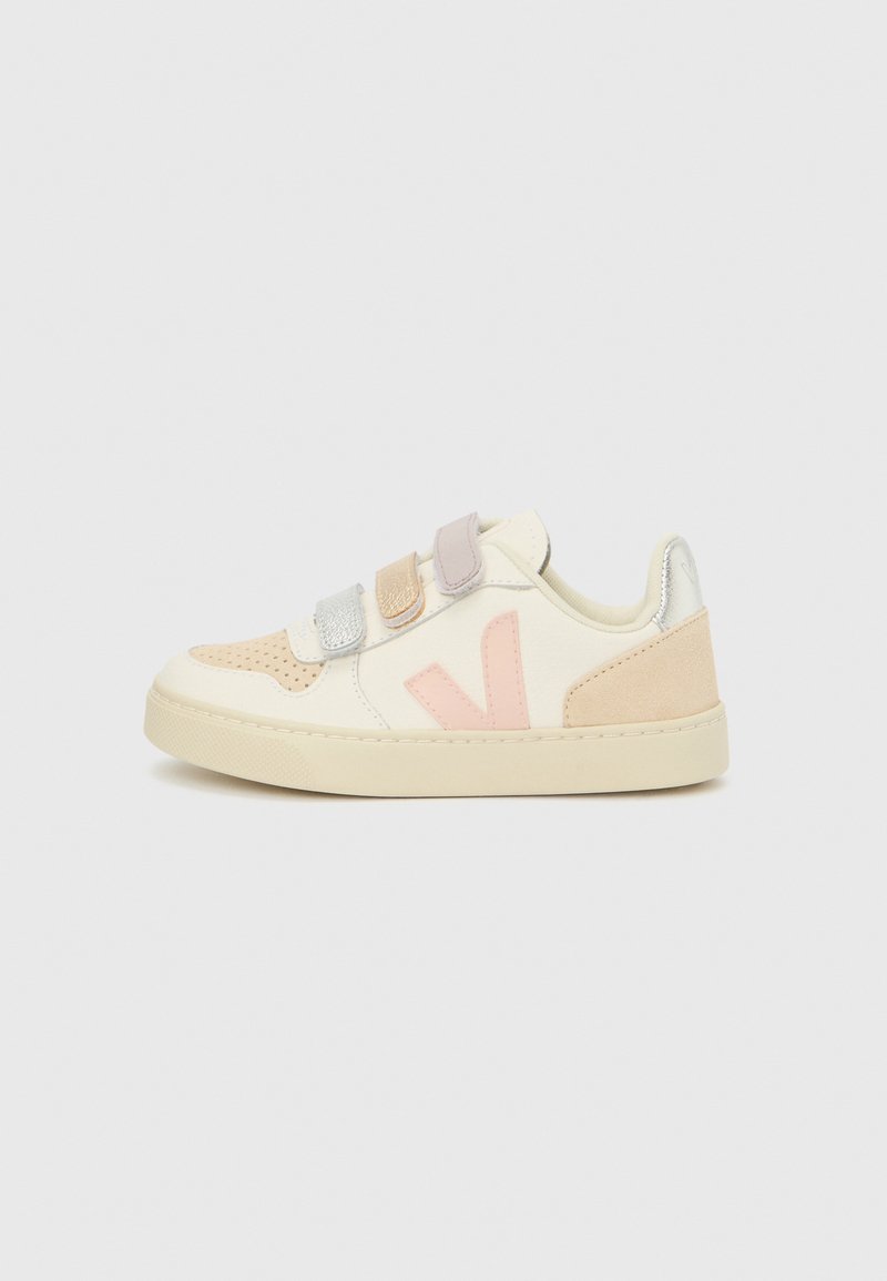 Sneaker med borrelås i elfenbenshvit skinn og semsket skinn, med pastellrosa, lilla og sølv detaljer. Rundt tåparti og teksturerte paneler.