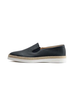 Schwarzer Leder Slipper mit strukturiertem Finish, ausgestattet mit einer Jute- und weißen Gummisohle, runder Zehenform und seitlichen Ausschnitten.