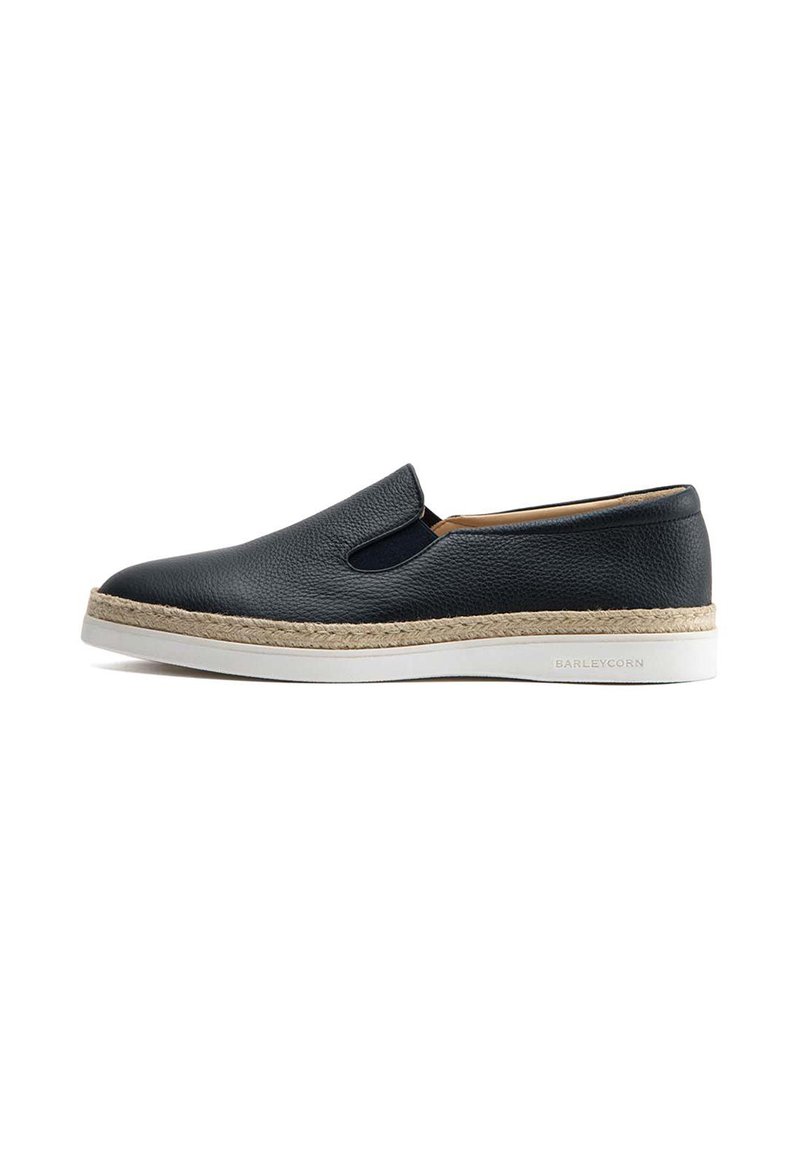Chaussure noire en cuir à enfiler avec une finition texturée, dotée d'une semelle en jute et en caoutchouc blanc, d'un bout arrondi et de découpes sur les côtés.