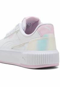 Biały sneaker z teksturowaną syntetyczną cholewką, różowymi akcentami i holograficzną panelową piętą; wyposażony w grubą białą gumową podeszwę.