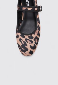 Ballerinas mit Leopardenmuster, abgerundeter Zehenpartie, elastischem Riemen und schwarzem Rand; strukturierter Stoff mit matter, glatter Oberfläche.