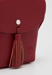 TOM TAILOR DENIM TTIDA - Torba čez telo - mid red