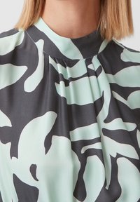 comma Mono - dark blue