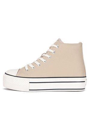 Beżowy sneaker za kostkę wykonany z teksturowanej skóry, z białym gumowym noskiem i platformą, wyposażony w białe sznurowadła i czarne paski akcentujące.