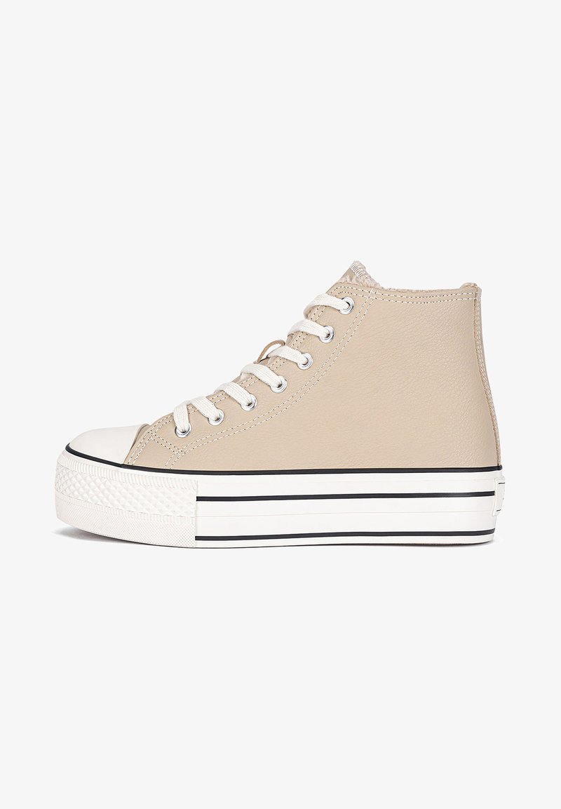 Zapatilla de caña alta beige hecha de cuero texturizado con puntera de goma blanca y plataforma, con cordones blancos y detalles de rayas negras.