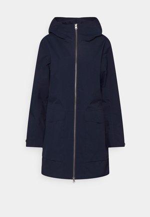 Námorně modrá nepromokavá parka s předním zipem, nastavitelnou kapucí a dvěma velkými předními kapsami. Hladká tkanina s minimalistickým designem.