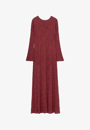 Robe à manches longues, longueur sol en dentelle bordeaux. Présente un col rond et un motif texturé sur le tissu.
