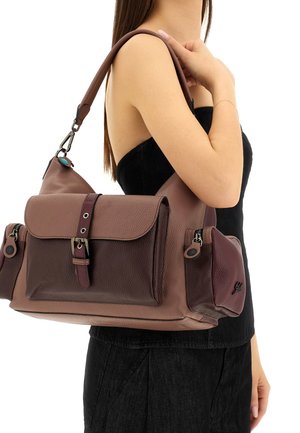 Grande borsa in pelle caratterizzata da un design bicolore in malva e bordeaux scuro, con diverse tasche con zip e una tracolla removibile.