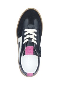 Námořnicky modré kožené a semišové tenisky s bílou boční panelou, gumovou podrážkou, šněrováním a suchým zipem, a růžovým akcentem na patě.