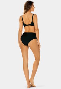 Czarny stanik bikini z rowkowanym wzorem, z wysokim stanem i regulowanymi ramiączkami u góry. Gładka tekstura; minimalistyczny design.